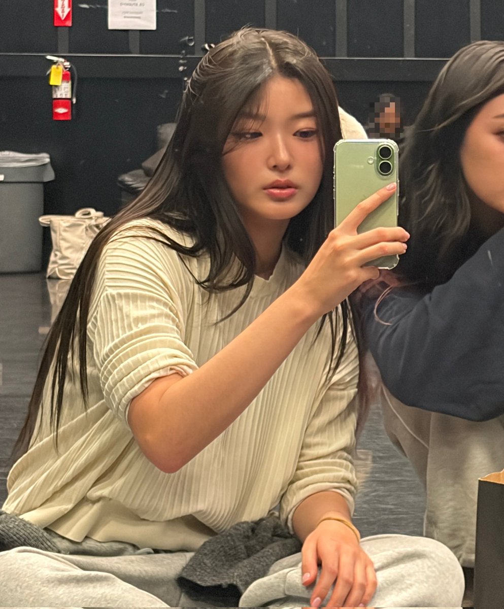 chipxxo's tweet image. oh yoonchae with rolled up sleeves you do something to me