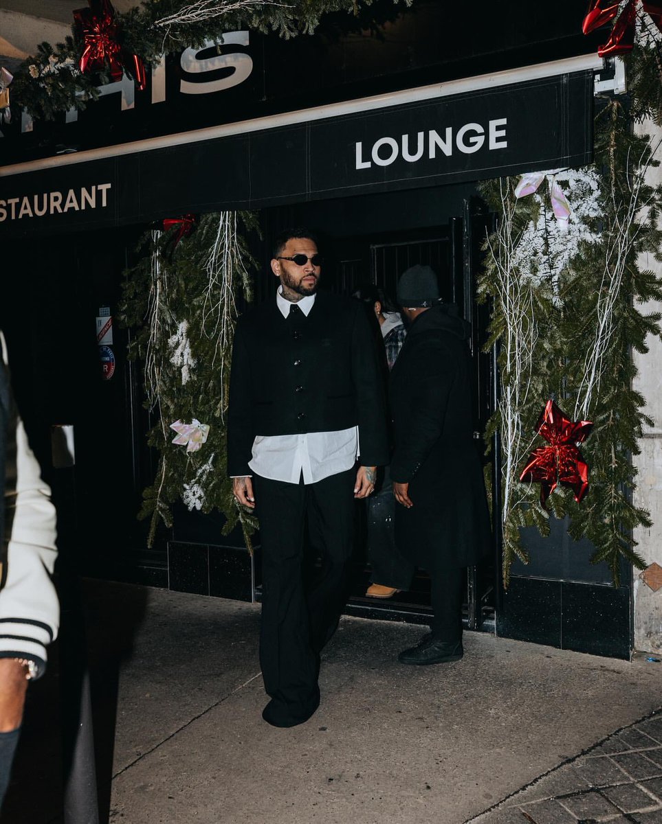 cblivee's tweet photo. Chris Brown in Paris. https://t.co/DTcqB9Z26a