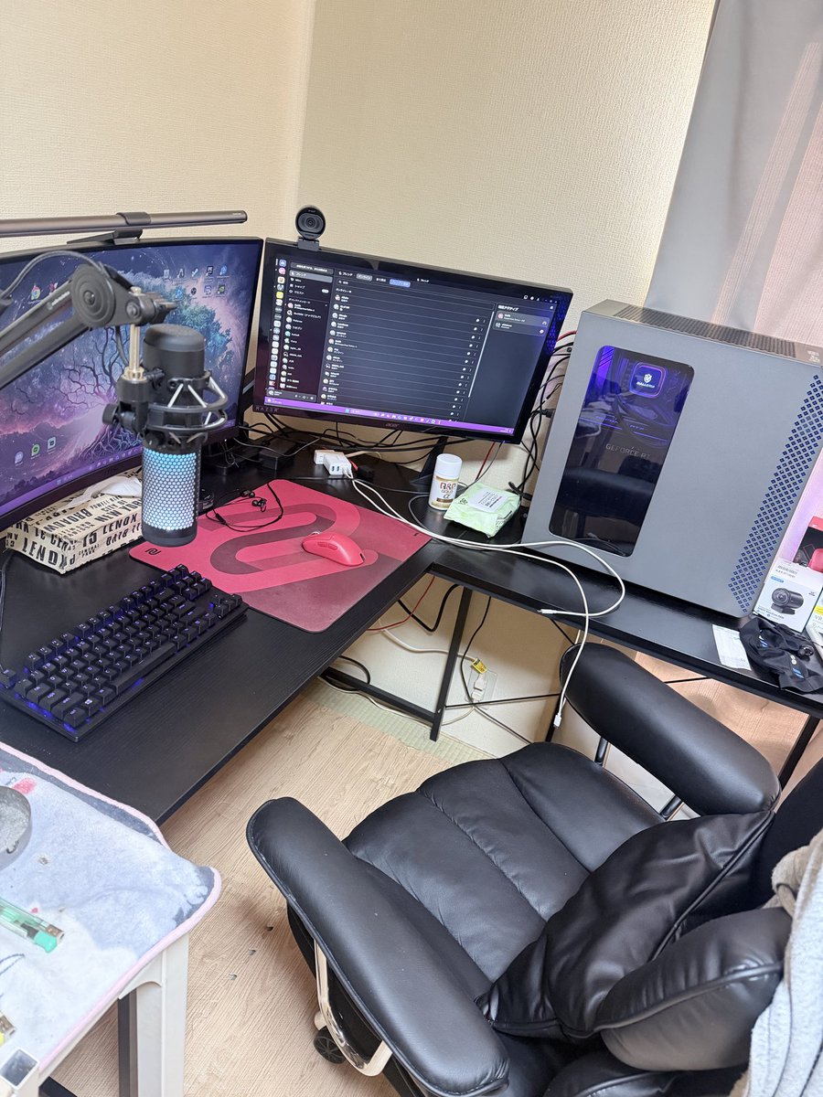 m4roooom's tweet photo. 仕事はよ終わったから
PC掃除とついでに模様替えした！
ええ感じに仕上がった！ https://t.co/j9mX07yYBM