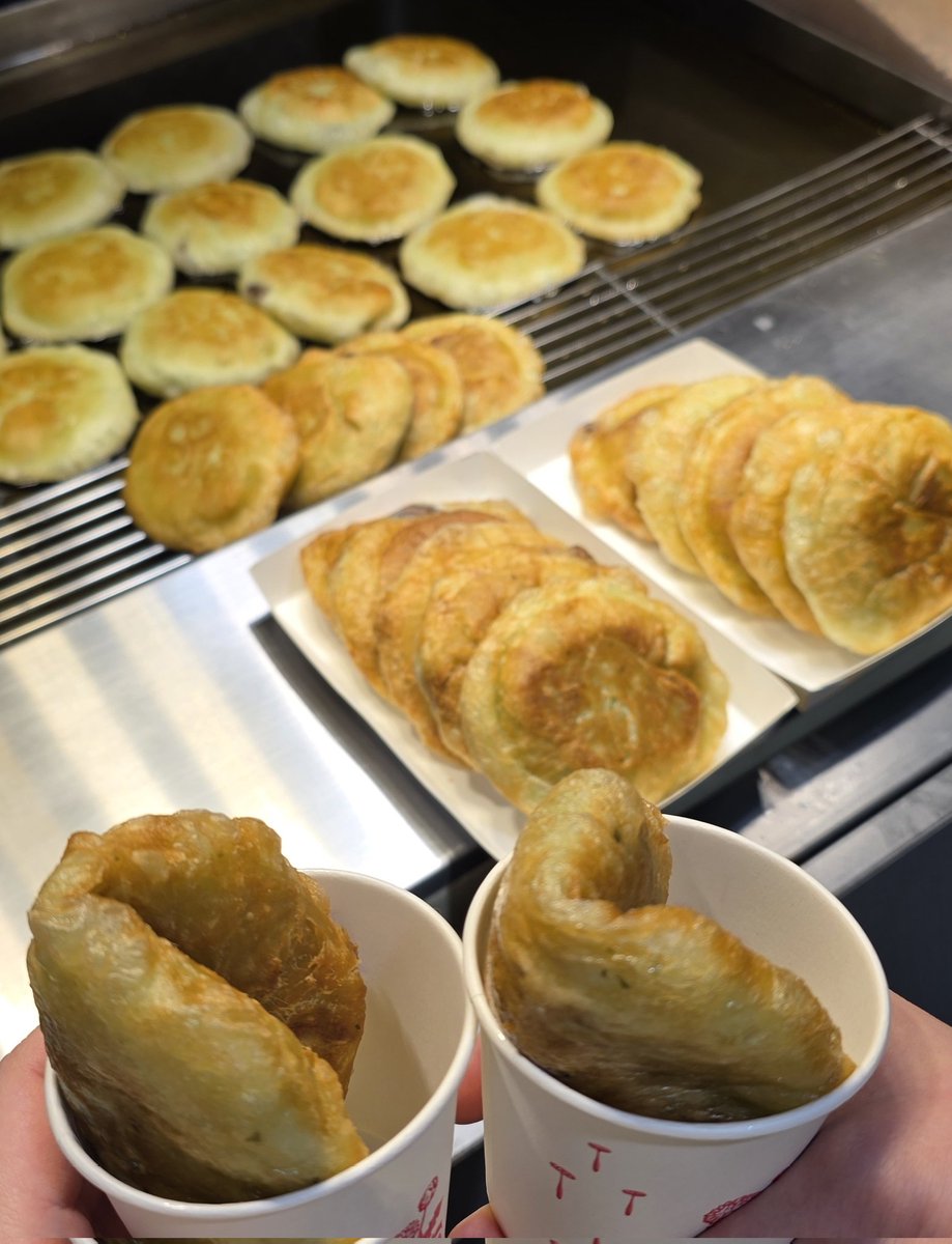 cacaca06's tweet image. 겨울에 내가 살찌는 이유 밥먹고 겨울 간식 너무 많이 먹음