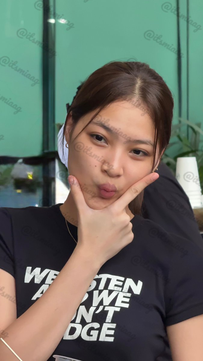 itsmiaag's tweet image. Sharing is caring para sa mga ccc’s jan! 
Colet pogi pose 💚 bet nyo no watermark? 🤔