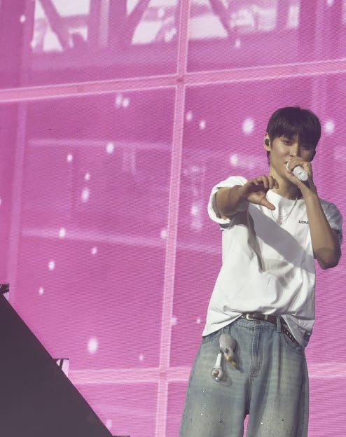 adoboriize's tweet photo. screenshot sa fancam ko na ilang araw ko na iniisip kung y/n moment ko ba 'to, o baka delulu lang ako 

pero nakakakikig kasiiiiiiiiiiiii 😅 https://t.co/Bo5dkBf1Wr