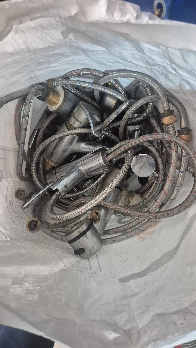 solorun23's tweet image. 고물 함부로 버리지마라.

신주라고 고물계의 에르메스 있는데

지금 이 보이는것만 이게 25만원이다.

옷도 그냥 버리지말고 고물상에 갔다줘도

돈좀 받는다.