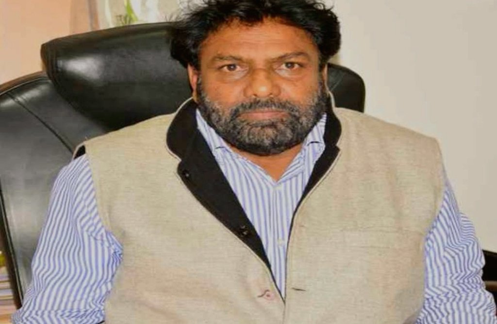 RSSB के पूर्व अध्यक्ष BL जाटावत फरवरी 2018 से जनवरी 2021 तक यानि 2 वर्ष 11 माह चयन बोर्ड के अध्यक्ष रहे थे...उनके कार्यकाल मे जेईन,लाइब्रेरियन पेपर लीक हुए, OMR घोटाला हुआ...

सभी स्टूडेंट की मांग है की BL जाटावत को तुरंत प्रभाव से गिरफ्तार किया जाए...

BL जाटावत को रिमांड पर