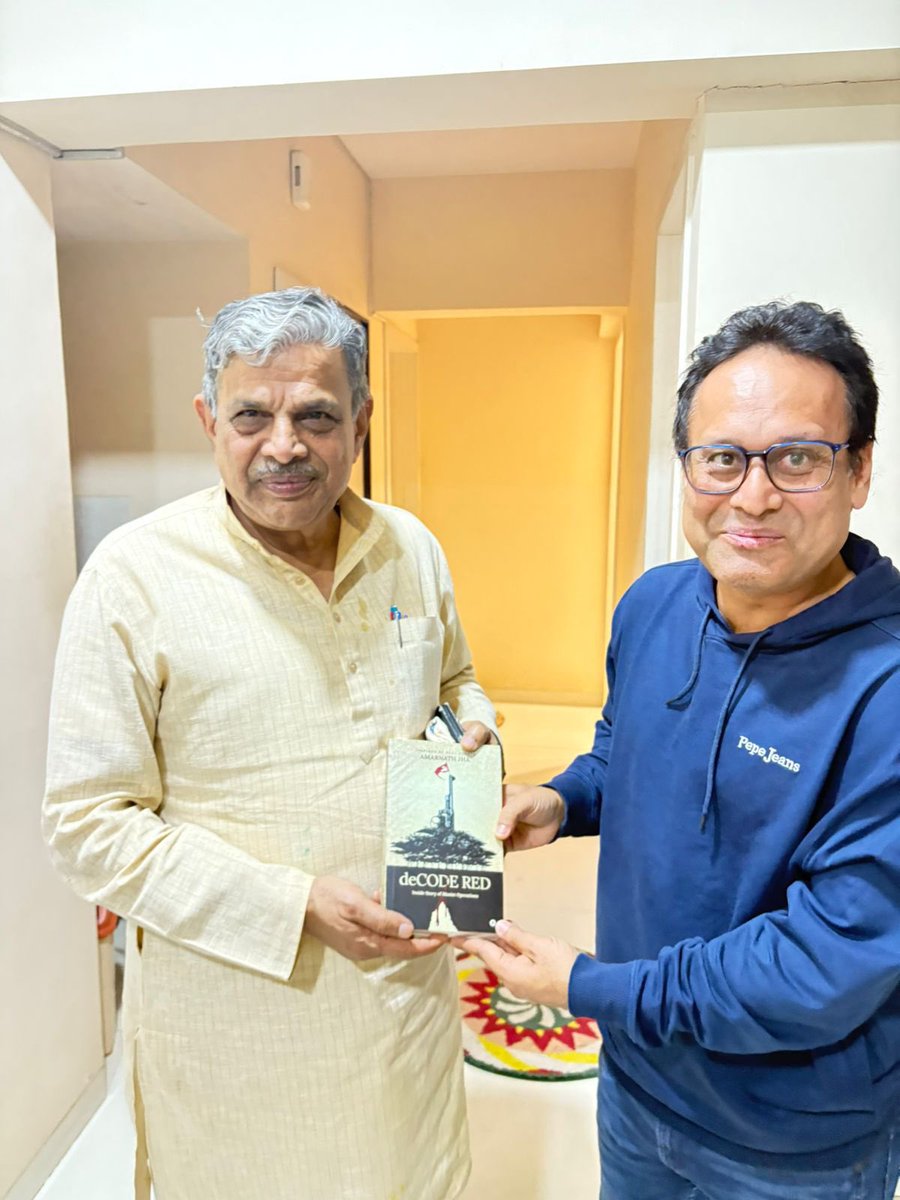 Truly humbled. Had the privilege to present my novel #DecodeRed #NaxalFreeBharat to Manniya Dattatreya Hosabale Ji (General Secretary, RSS). A moment I’ll always remember. #RSS #Bharat