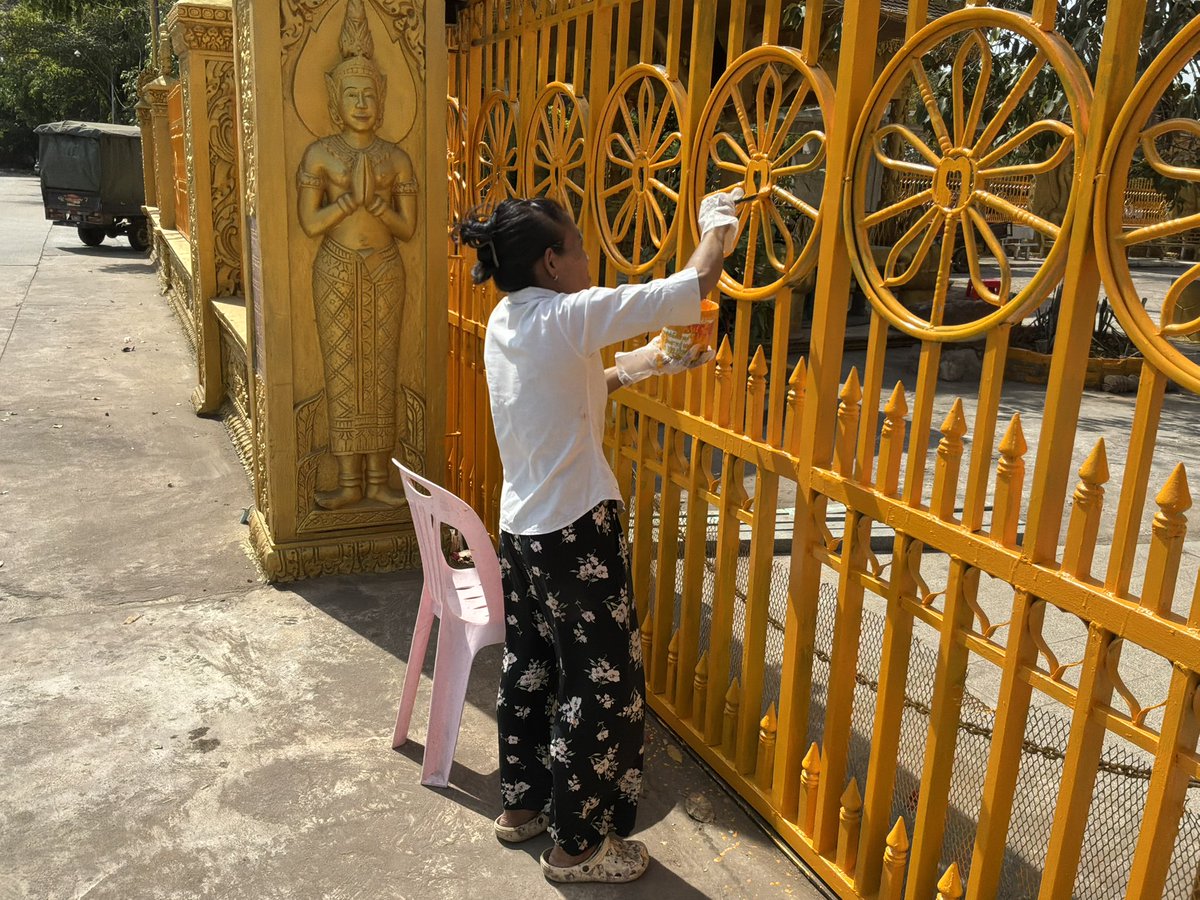PE_Okun's tweet photo. 維持管理の大切さ

仕事を済ませて、ゴールド・テンプル🇰🇭へ
プノンペンからシェムリアップへ、車で約６時間かけて戻ります。
道中の安全祈願をしました。

門の塗装をおばさんが丁寧に行なっている。これも信心の一つですね。 https://t.co/iVktxKsrX1