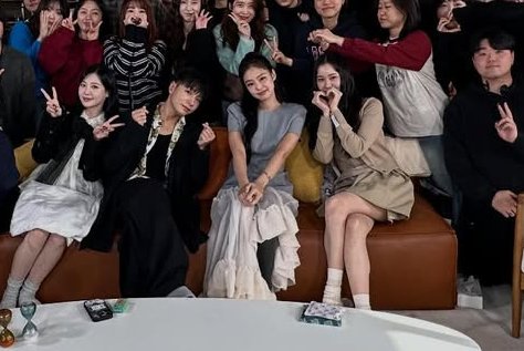 NEWSJENNlE's tweet image. 📸260122 #JENNIE with the EXchange 4 production team. (via tvN pd)