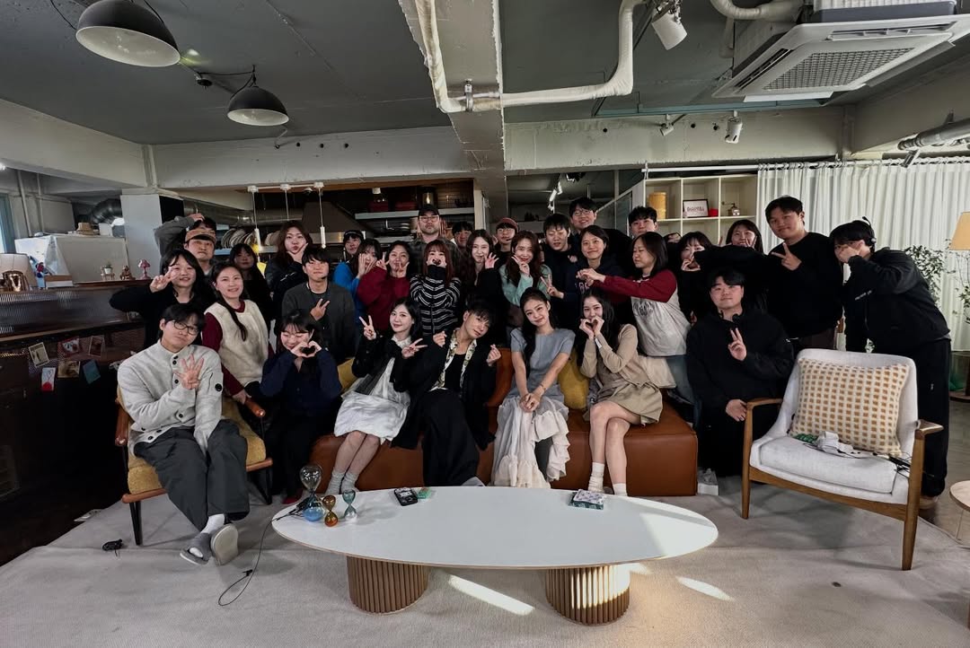 NEWSJENNlE's tweet image. 📸260122 #JENNIE with the EXchange 4 production team. (via tvN pd)