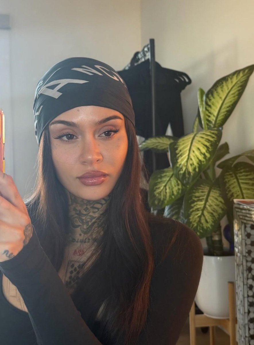 next2lani's tweet image. Kehlani in their 20s vs in their 30s 😭 crying.