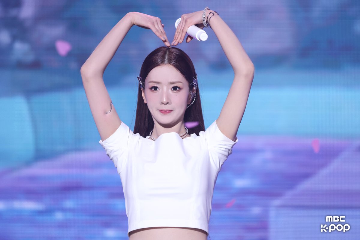 막주인데... 보내야 하는데... (Ｔ▽Ｔ)
이렇게 아름다우면 나 우뜨카라고‼️

(딱 한주만 더 붙잡고싶다🩷)

📷☞ program.imbc.com/Photo/musiccor…

260117 #쇼음악중심 #음중 #에이핑크 #Apink #LoveMeMore
<a href="/Apink_2011/">Apink(에이핑크)</a>