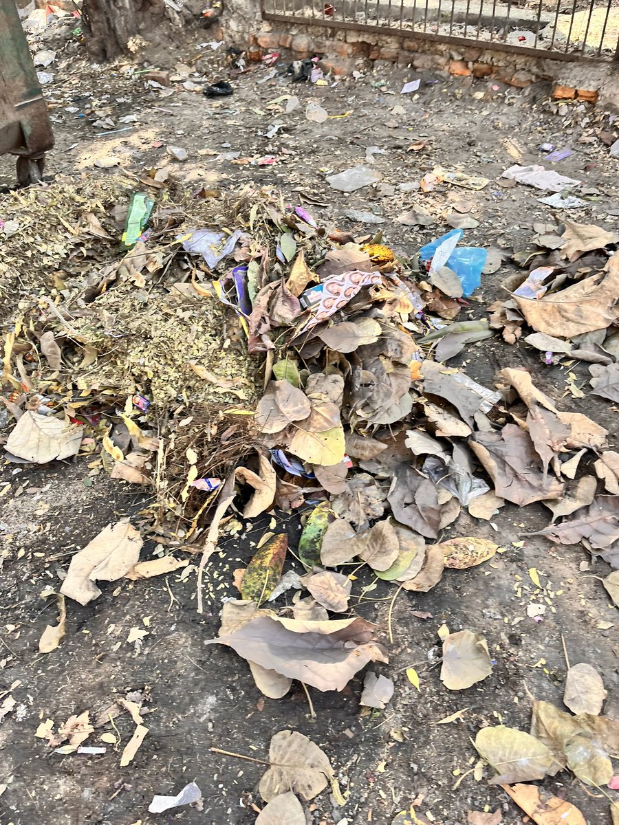 Kashi_Mathura's tweet photo. @sprourkela @CMO_Odisha @RourkelaMC there was this beautiful park (not so very beautiful ) but a place to walk . Now people have destroyed it with garbage and dogs pooping . Civil township #rourkela #civicsense #Odisha https://t.co/ctTQISud9U