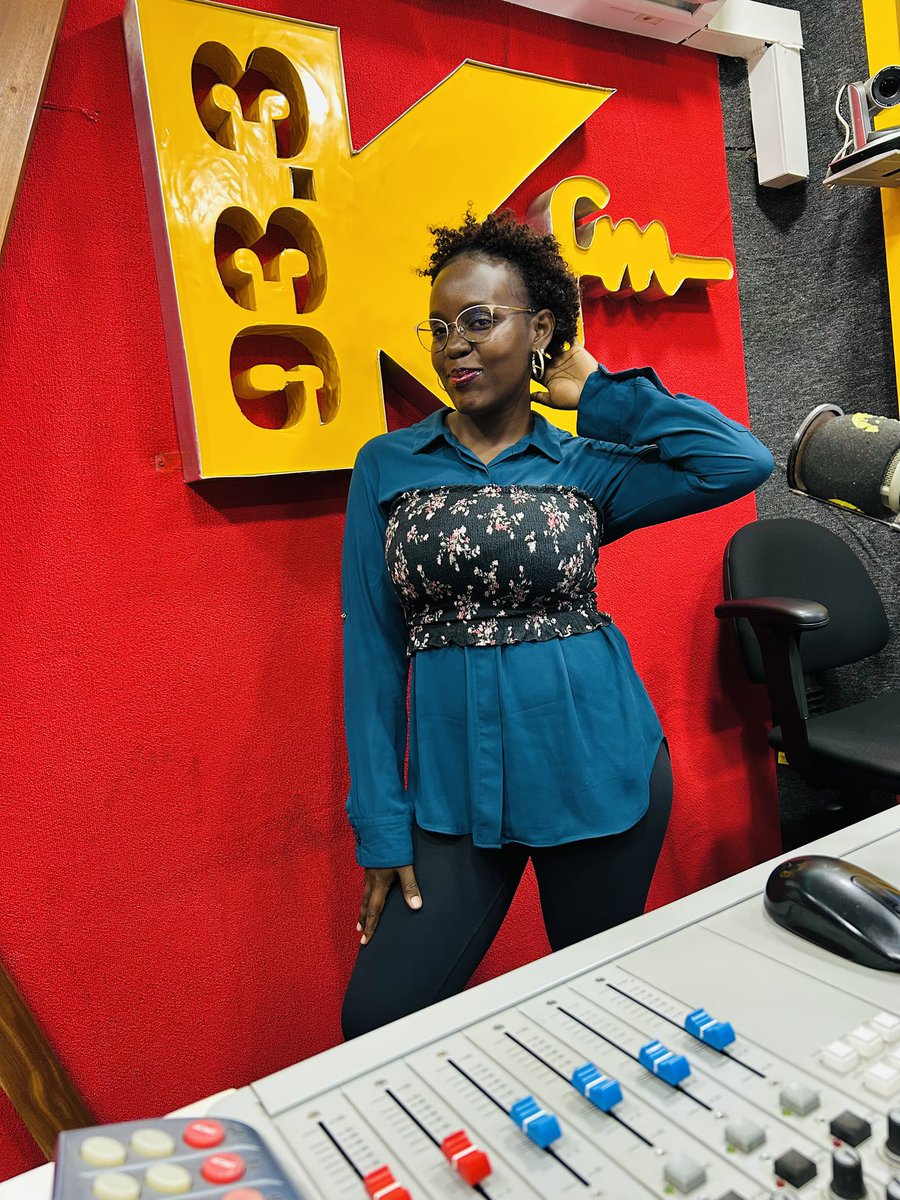 zako_lyn's tweet image. If you guys tune in to @933kfm at 8, we can yap together. ☺️ Let’s go?