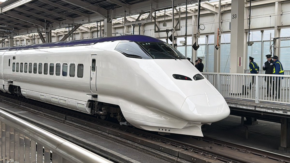 hybari2021's tweet image. 2026.1.22
はこビュン新幹線、E37系？
出場試運転(ラッピングは未施工)
系式もE372、E375、E378、E376
E379、E371に変更、系式が違うものの
E3系に0番台が復活。