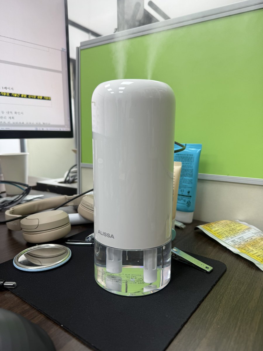 sh17_lua's tweet image. 아, 맞다.
책상용 가습기를 샀어요.
다리에 히터를 틀어놓으니,
안그래도 건조한 공간이 눈이 아플 정도로 건조해져서요.
안약 사용이 많이 줄었네요!