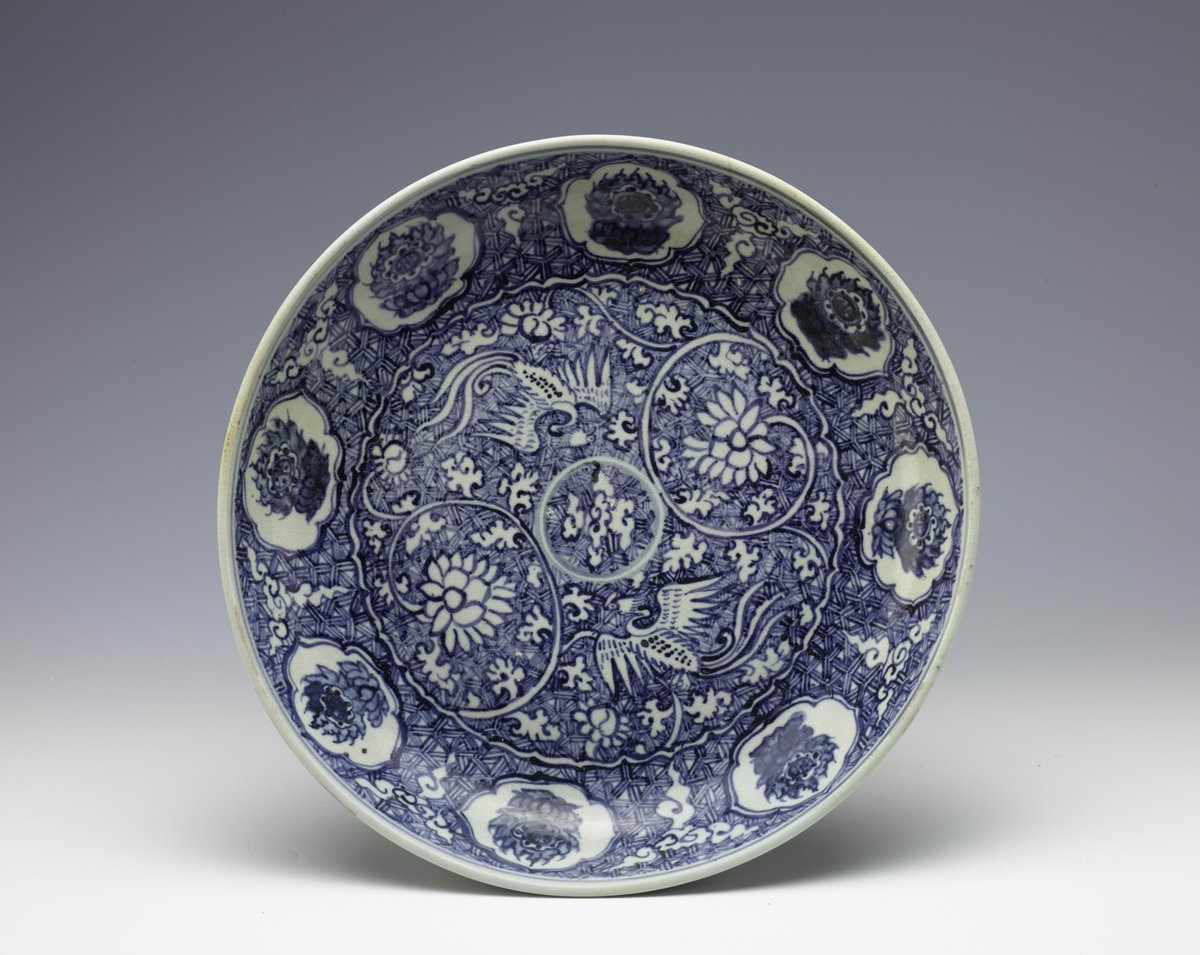 ShanghaiMuseum's tweet photo. A classic motif of fortune, this blue-and-white plate portrays two phoenixes flying across intertwined flowers with luxurious brocade patterns beneath. This auspicious pattern has been a beloved symbol of blessing since its creation.

#ChinesePatterns
青花凤穿花卉纹盘 https://t.co/zuCJ7pApaE