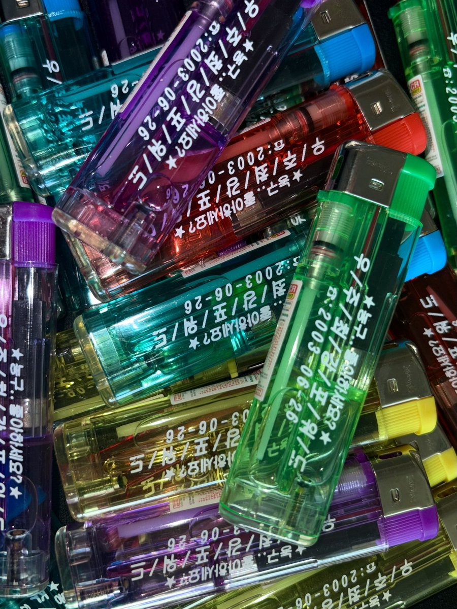 제가 작년에 이런 것들을 쫌쫌따리
제작해서 혼자 쓰고있었는데요
수량을 좀 여유있게 뽑아서
슬로건+라이터 색상별 5개 해서
3분 정도 드릴 수 있을 것 같아요❕
이동근 선수 팬 있으시면 드리고싶어요
품목이 라이터인지라 성인분만 가능해요ㅜㅜ
알티해주시면 추첨할게용