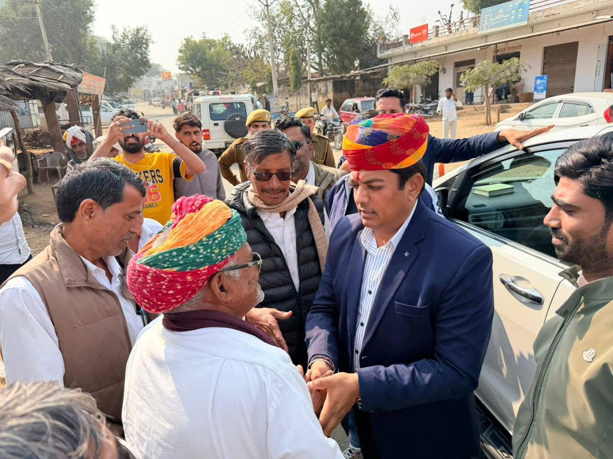 AvinashGehlot_'s tweet photo. आज कुचामन प्रवास से अजमेर जाते समय करकेड़ी ग्राम में भाजपा कार्यकर्ता एवं ग्रामवासियों द्वारा गर्मजोशी से स्वागत किया गया।
          आप सभी के स्नेह और सम्मान के लिए हृदय से आभार।

@BJP4India @BJP4Rajasthan https://t.co/Znqbz9WGo3