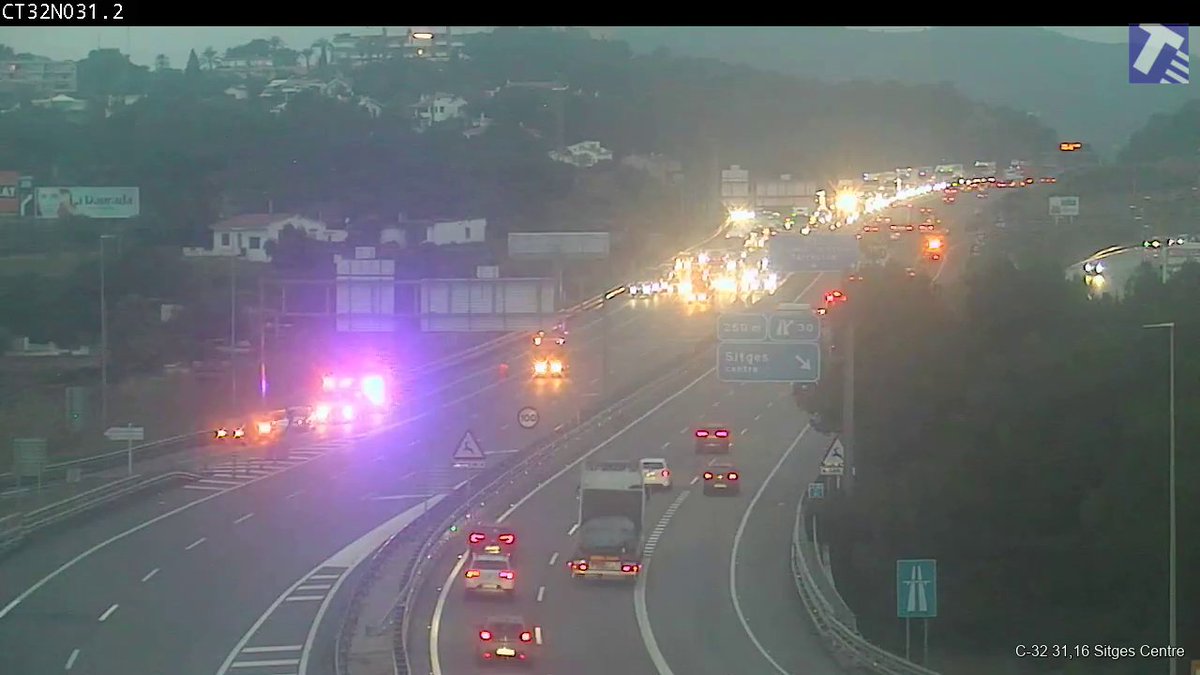 ⚫️ Tallada la C-32 a Sitges per un accident en sentit nord/Barcelona.