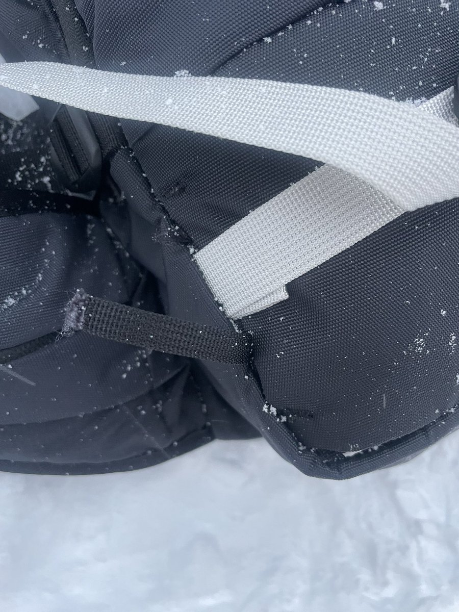 ayato163's tweet photo. カスタムフェアで見て気に入って買ったホグロフス、メットホルダー掛けるところが使用3回目で切れたんですけど…
メーカー保証ってあるのかな?🤔💭
#ホグロフス
#haglofs
#石井スポーツ https://t.co/lbyeOGIaFR