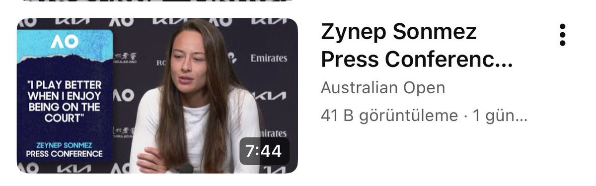 elifalper's tweet photo. Zeynep Sönmez’in dün yayınlanan basın toplantısı videosu şu ana kadar 41.500 görüntülemeyi geçmiş. 

Bu seneki basın toplantıları arasında bu sayıyı geçen 3 video var: Federer, Djokovic ve Eala. #AusOpen #AO26 https://t.co/C7AEmq8PUB
