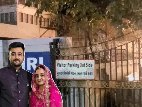 गुजरात से कांग्रेस के राज्यसभा सांसद शक्तिसिंह गोहिल के भतीजे और सरकारी अधिकारी यशराज सिंह गोहिल ने पत्नी की हत्या करके आत्महत्या कर ली। यशराज की शादी दो महीने पहले ही हुई थी। पुलिस के मुताबिक बुधवार रात दंपति के बीच किसी बात को लेकर झगड़ा हुआ था।