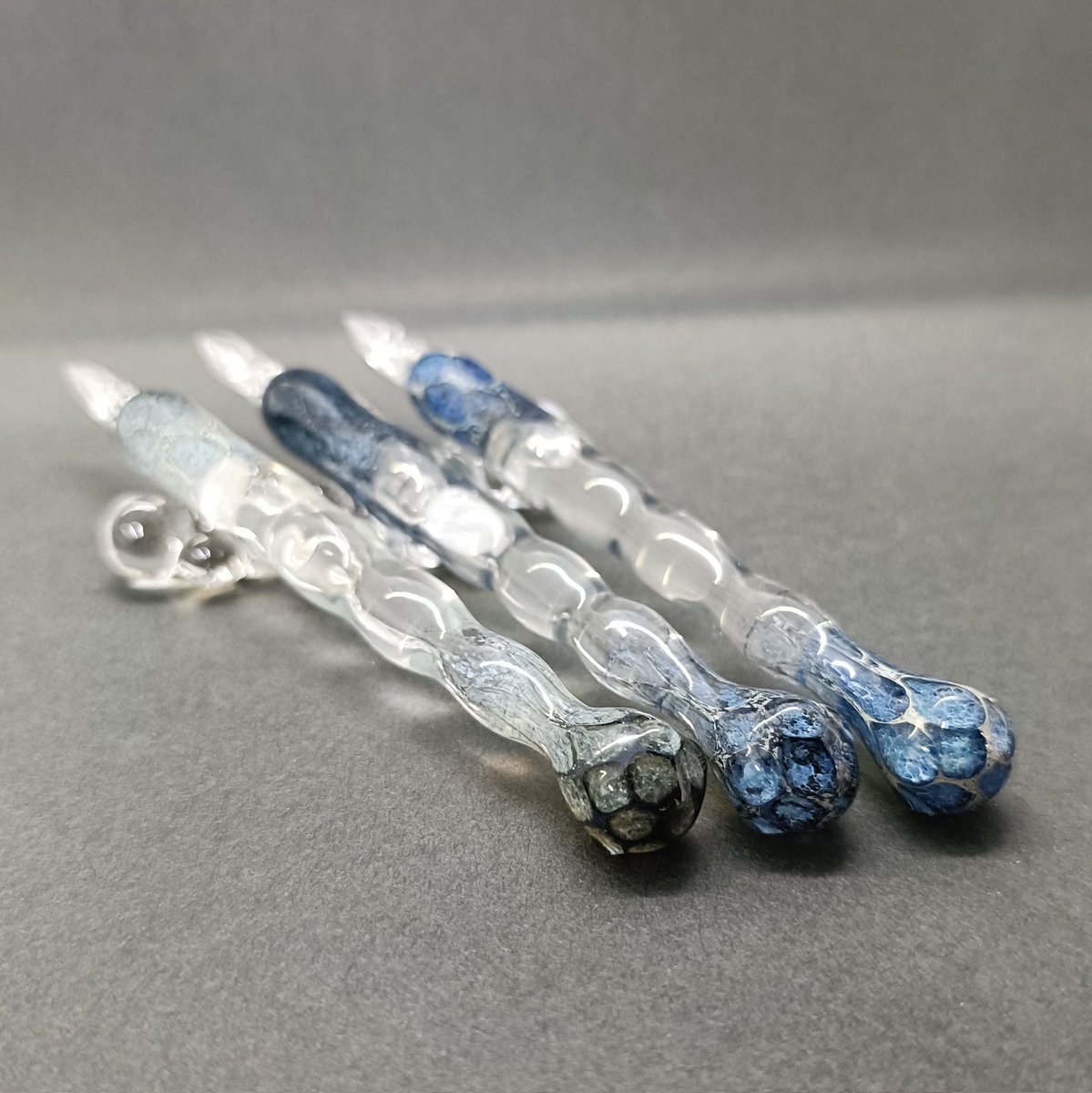 Isana55Studio's tweet image. うみそらにブラック系が仲間入りです。
黒の魔力に引き込まれそう😍

鉱物みたいな不思議なキラキラが
覗き込むたびにワクワクします🌌

@glass_fest_jp
#dippen
#WinterNight
#ガラスペン
#ガラススタジオISAna