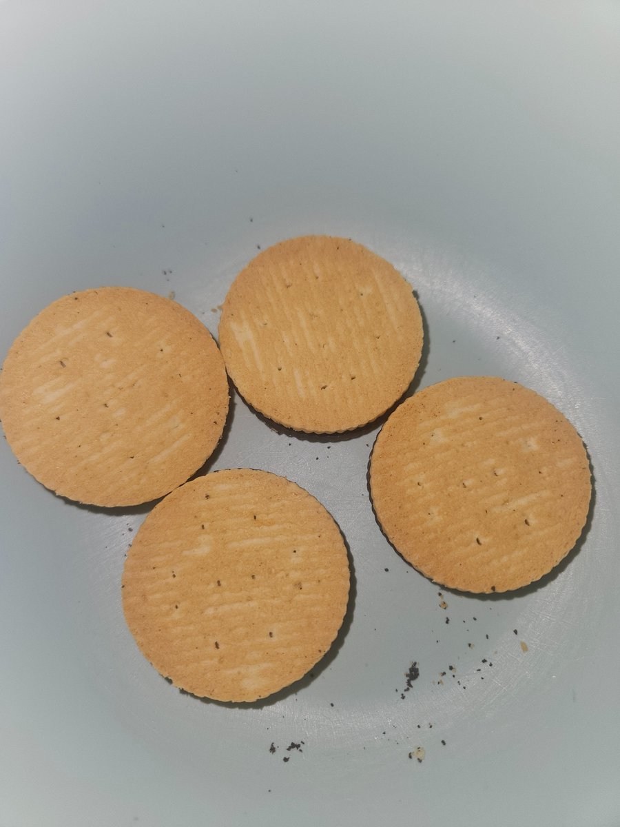JustMyTakeMedia's tweet photo. Shame on you @Oreo you flipped the cookie on these and they don't taste the same I can't explain why but they don't #JustMyTake #HelpMeExplainIt #Science #WednesdayVibe #TellMeWhy #GoldenOreo https://t.co/pUKI0W36PC