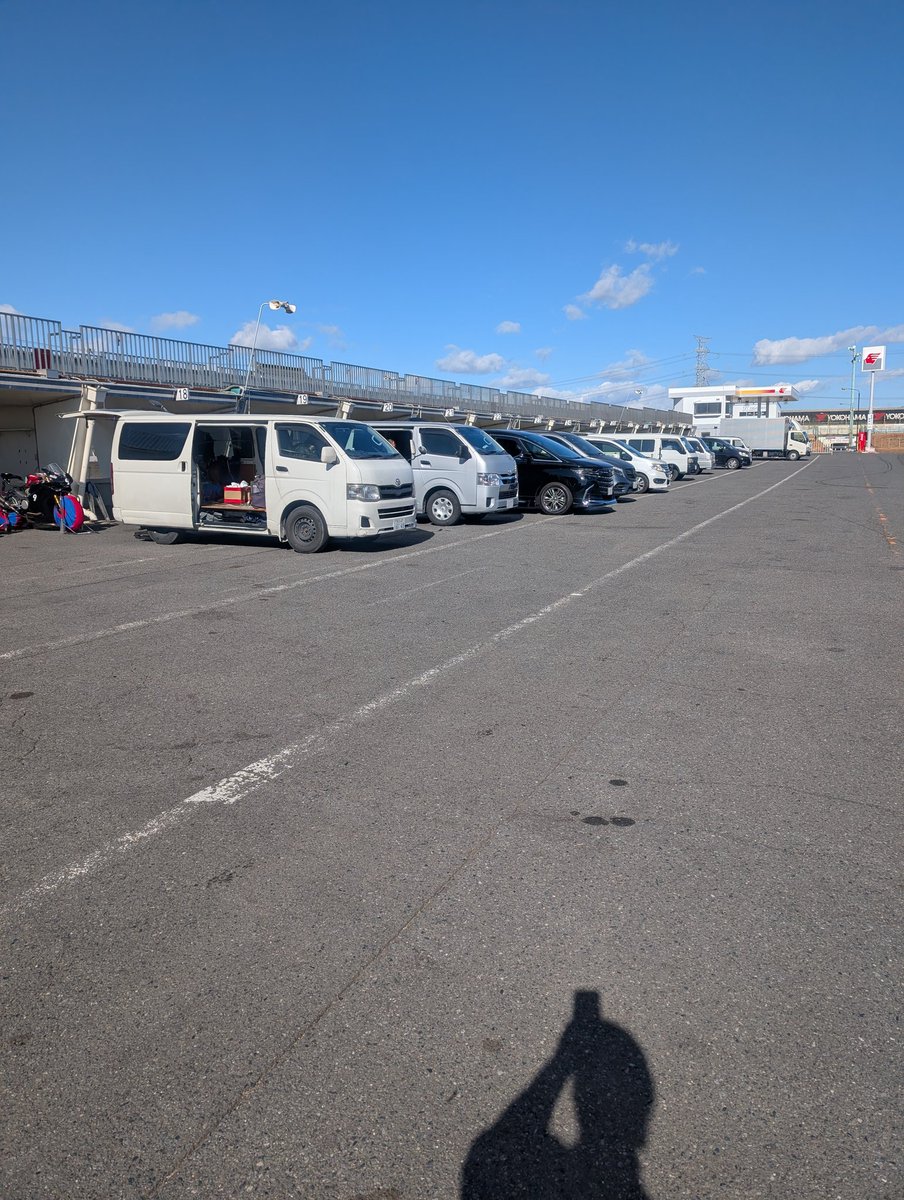 極寒ツクバにて走り初めして来ましたが、なかなかバイクと仲良しになれません。
今シーズンはツクバST1000クラスに参戦致します、新参者ですがよろしくお願い致します🙇
しかしこんなんでオレやれんのか？
