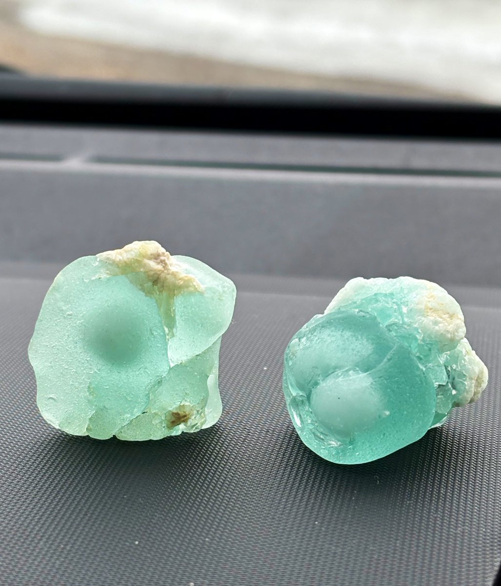 UIVsaYe6gyFqNKj's tweet image. 《続報》人魚の心臓を同海岸で2個目拾いました！大小の白玉4個入。同じ母塊由来のシーグラスだとしたら、やはり沖の海底火山の周りにキラキラ火山ガラス層広がっている説有力になってきた気がしませんか🙌#火山瑠璃　#鹿児島湾