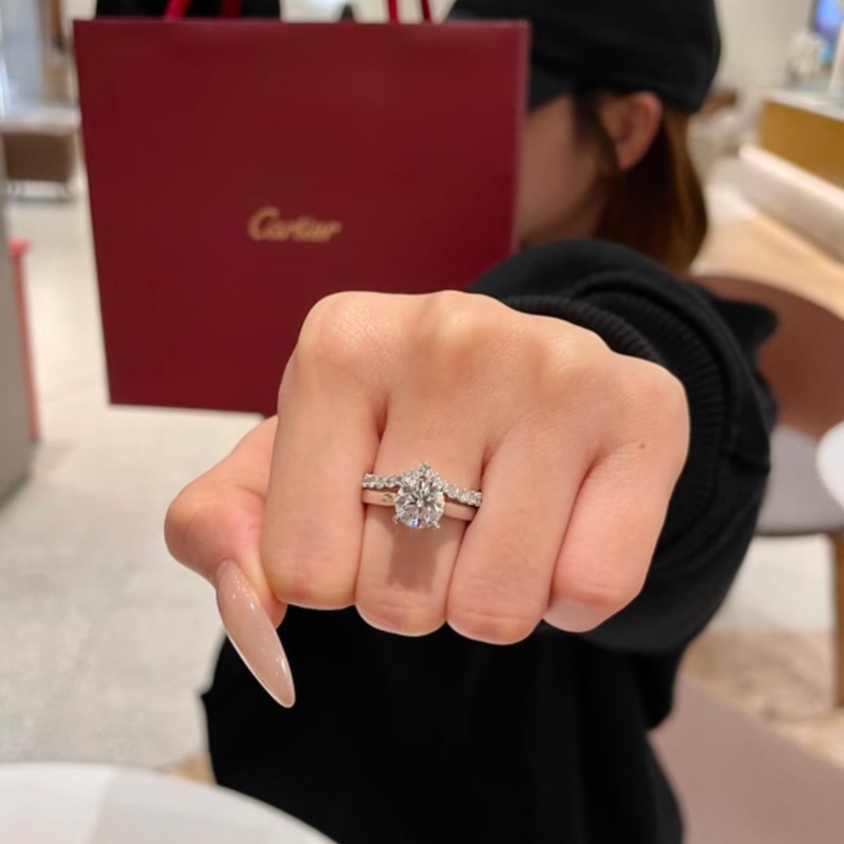 皆様の婚約指輪の決め方や後悔してることやアドバイスもあればお伺いしたいです💍
リング部分をYGにしようと思ってるんですが、加工された方いらっしゃったらそれについても伺いたいです😭
↓こんな感じでリングの色を変更したい…