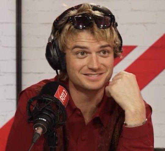 DJOLLANOV's tweet image. never getting over joe keery ever