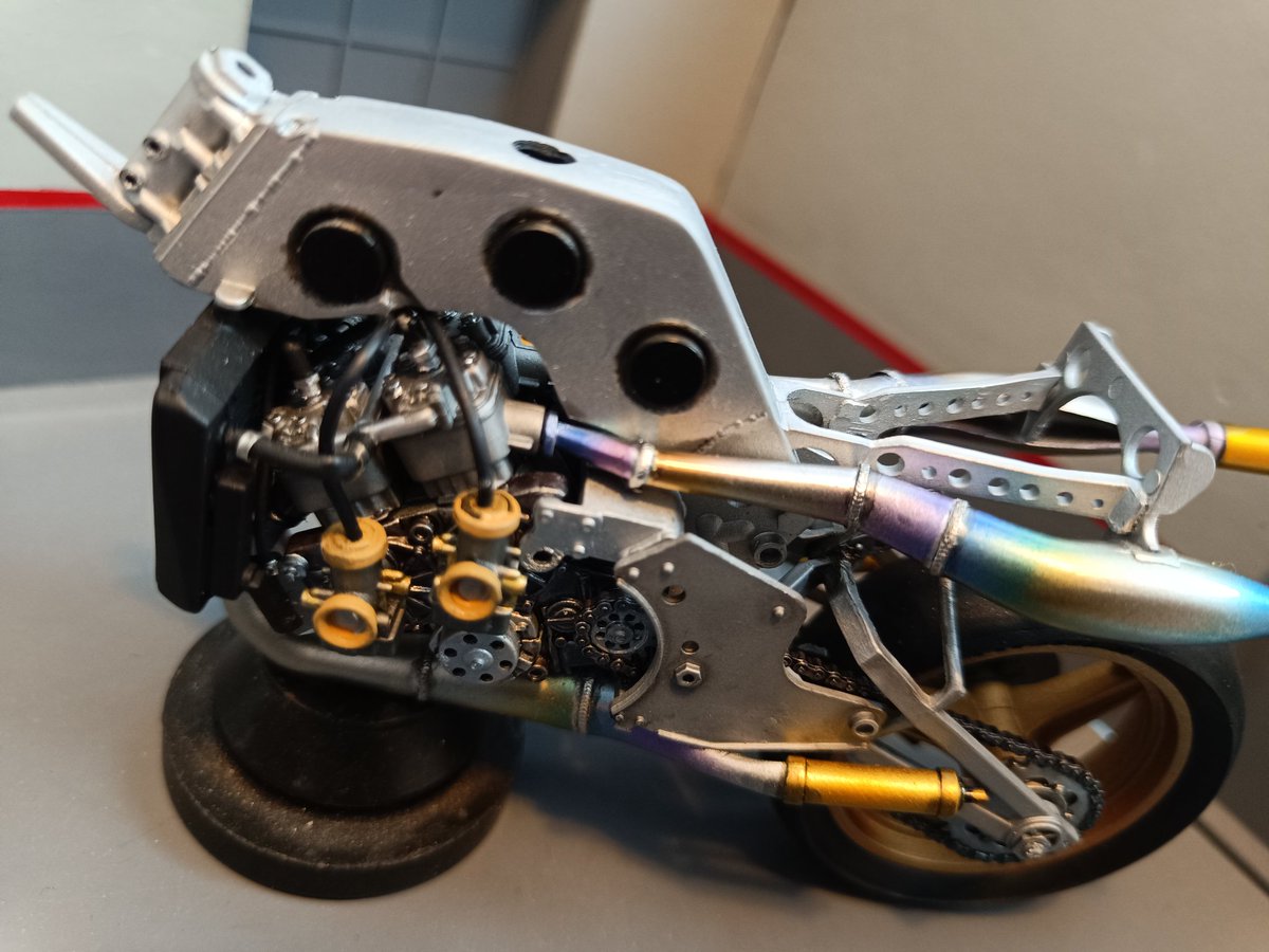 voromont's tweet photo. Sigo avanzando con el trabajo en los carenados. Mientras, he colocado los escapes a la segunda unidad. Montados, parecen más modernos para la época de la moto. Pero están geniales😜
#kawasaki #kr500 #tamiya #scalemodelbike #scalemodel https://t.co/oYtTA0impL