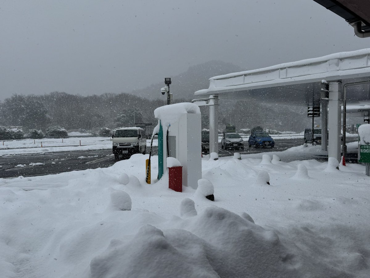 名神開通してやっと帰れそうです!田賀上りSA昨日の積雪の凄さを物語っている