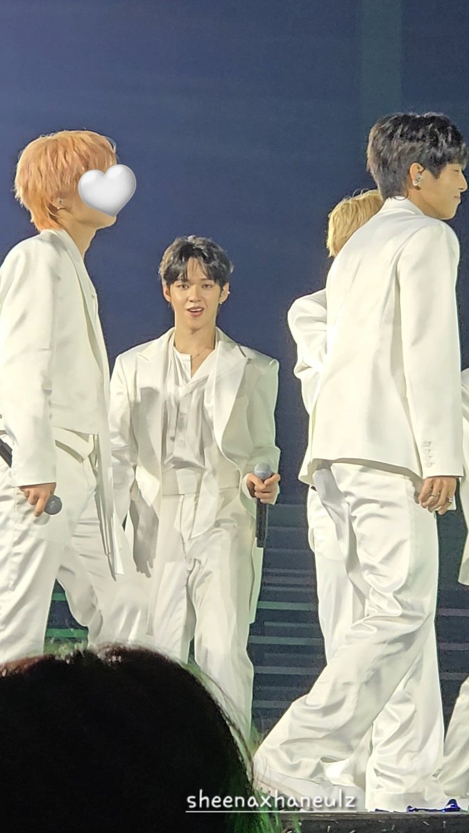 sheenaxhaneulz's tweet photo. He's so attentive, spotting familiar faces &amp; interacting mid-perf. Even though he doesn't know me, I've caught him making eye contact sometimes. He really makes an effort to see every person even if it's just with a quick glance.

역시 #제이엘 완전 아이돌 천재임 #JL #AHOF #아홉 https://t.co/0iCihen6Su