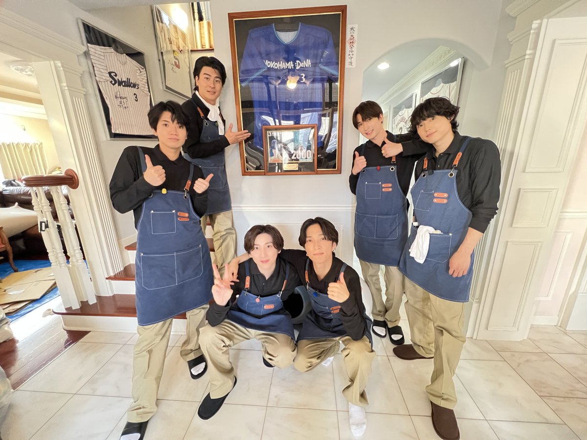 ロケオフショット公開📸

#SixTONES の6人が
お揃いのエプロンをつけてお片付け💎🧹

たま〜に遊びながら❓も
テキパキ働いて汗だくになった6人でした💦

どんなお片付けをしたのか
今夜9時40分からの放送をお楽しみに〜🎶

#THE夜会