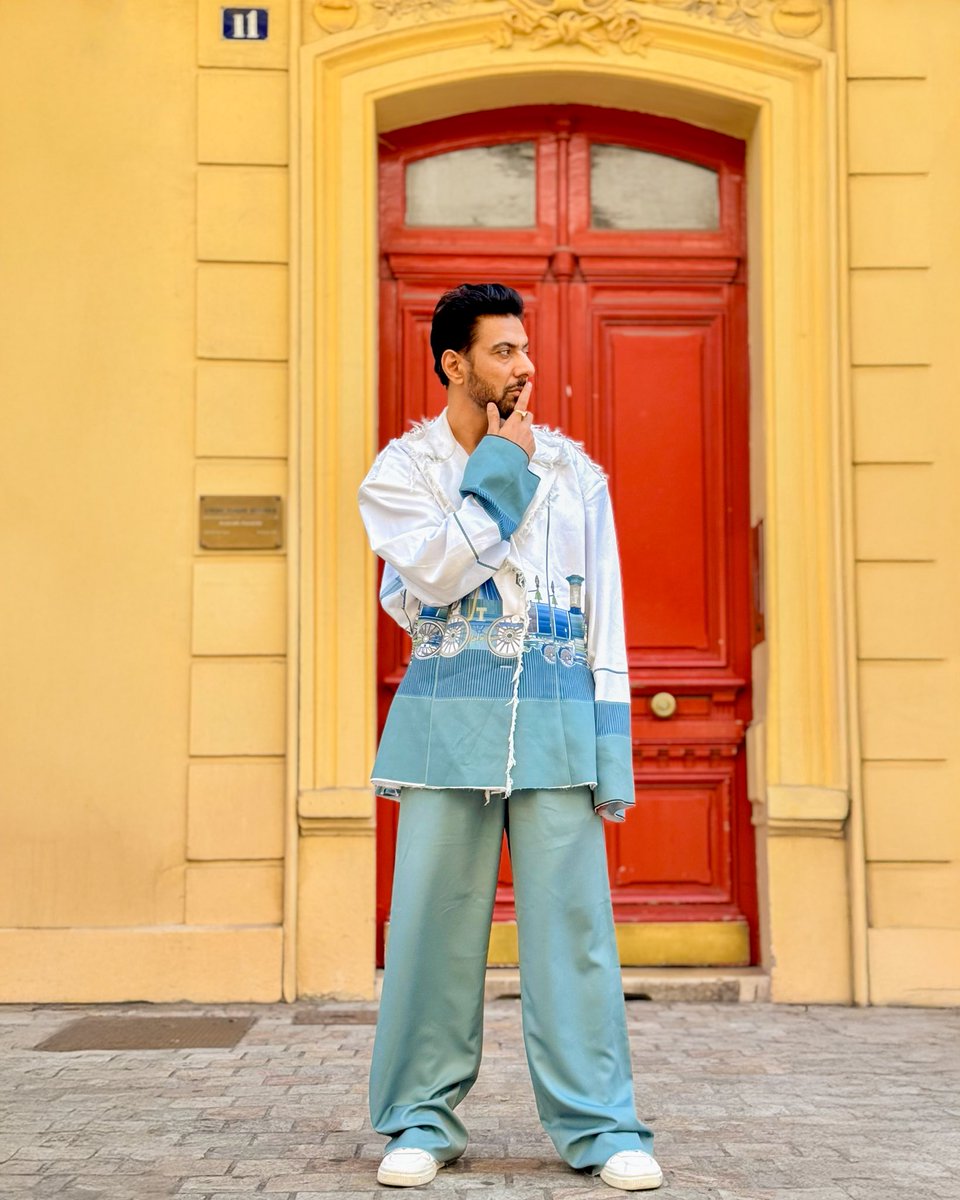 ranveerbrar's tweet photo. Life lesson:
Think while you pose, Pose while you think.
.
.
.
#ranveerbrar #poseoftheday #thinkingaboutlife #thursdaymood https://t.co/1k7osF0eKv
