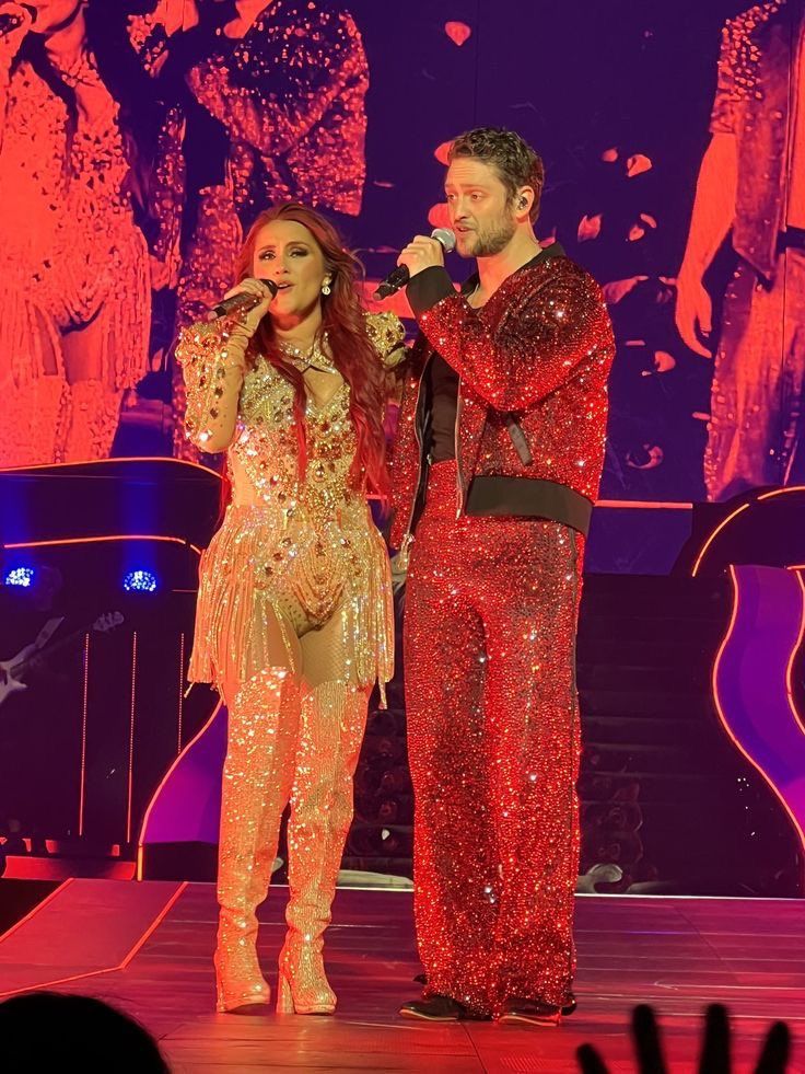 MissBlackstairs's tweet photo. Mientras los ponny viven su momento de unos minutos nosotros tuvimos en el escenario esto. 💖❤️ No cambió por nada esto.
#Vondy #RBD https://t.co/uxqah01G5P