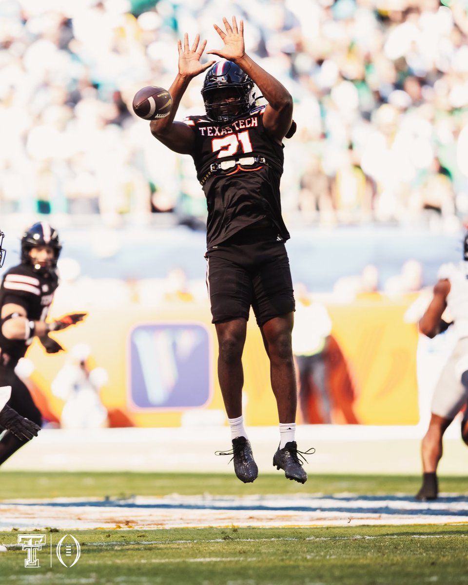 NDS1089's tweet image. I fucking love David Bailey. I love how he doesn’t give a shit about playing dress up with arm bands and visors and eye black. He wears no sleeves. Low socks. No gloves. He doesn’t give a fuck about flash. He doesn’t have twitter. He just wants to fuck QBs up. EASY pick at 2.