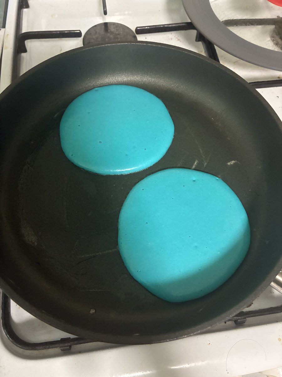 sillycircuitry's tweet image. i thinl smthns wrong with my pancakes