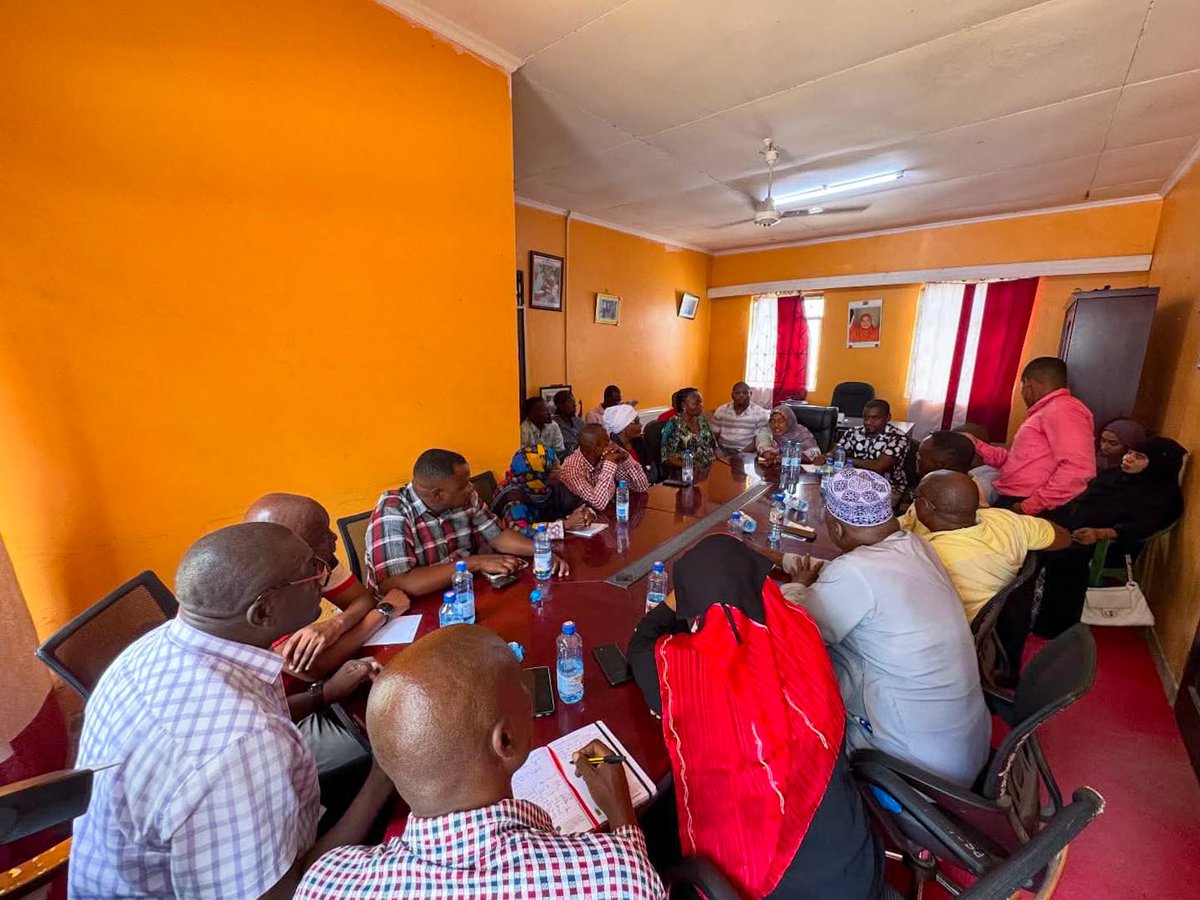 MbokoMishi's tweet photo. Nimekutana na wakazi wa Centi Kumi pamoja na Waziri wa Ardhi wa Kaunti ya Mombasa, Mheshimiwa Mohamed Hussein Amadoh, kujadili changamoto za muda mrefu za masuala ya ardhi.

Tumekubaliana kushughulikia suala hili kwa amani na haki, ili kuhakikisha wakazi wanapata hati miliki. https://t.co/kEkthMPbTj