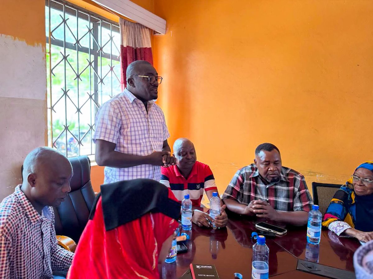 MbokoMishi's tweet photo. Nimekutana na wakazi wa Centi Kumi pamoja na Waziri wa Ardhi wa Kaunti ya Mombasa, Mheshimiwa Mohamed Hussein Amadoh, kujadili changamoto za muda mrefu za masuala ya ardhi.

Tumekubaliana kushughulikia suala hili kwa amani na haki, ili kuhakikisha wakazi wanapata hati miliki. https://t.co/kEkthMPbTj