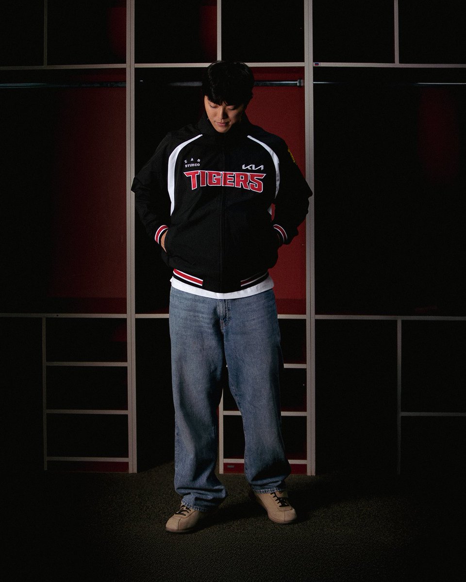 2026 어센틱 의류 공개✨

우리의 길을 만드는, 우리의 옷
그리고 우리의 영건이자 희망, 김도현&amp;이의리

*판매 일정: 추후 팀스토어 인스타그램/홈페이지 공지