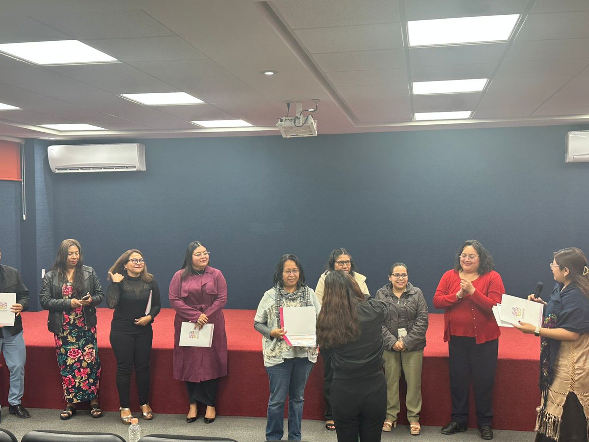 UMAR_SUNEO's tweet photo. El 20 y 21 de enero de 2026, la Universidad del Mar atendió la invitación a los Cursos de Inducción de los Programas Estatales de Educación Superior (PROEES) convocados por la Secretaría de Educación Pública de Oaxaca, que incluyeron: Plan México (CIIIT), Objetivos de Desarrollo Sostenible ODS 2030, Programa de Ampliación de la Oferta Educativa, Educación a lo Largo de la Vida, Igualdad de Género, Cultura de Paz y Educación Inclusiva, y Vida Saludable. Las reuniones tuvieron lugar en el Tecnológico Nacional de Mexico: Instituto Tecnológico de Oaxaca.

Así mismo, la UMAR atendió la 1a. Sesión Ordinaria del Comité Científico del Congreso Estatal de Género, Ciencia, Humanidades, Tecnología e Innovación en las instalaciones del IPN-CIIDIR donde una representante de cada uno de nuestros campus rindió protesta como miembros del Comité. 

La UMAR es una institución pública de educación superior comprometida con el desarrollo de Oaxaca.
.
#UMAR #Género #EducaciónSuperior  @EducacionPubOax