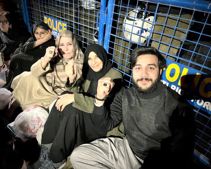 یہ نوجوان عمران خان کی بہنوں کے ساتھ ہر مشکل وقت میں کھڑا رہا 
اس کے لیے سب لوگ اباد اٹھائیں