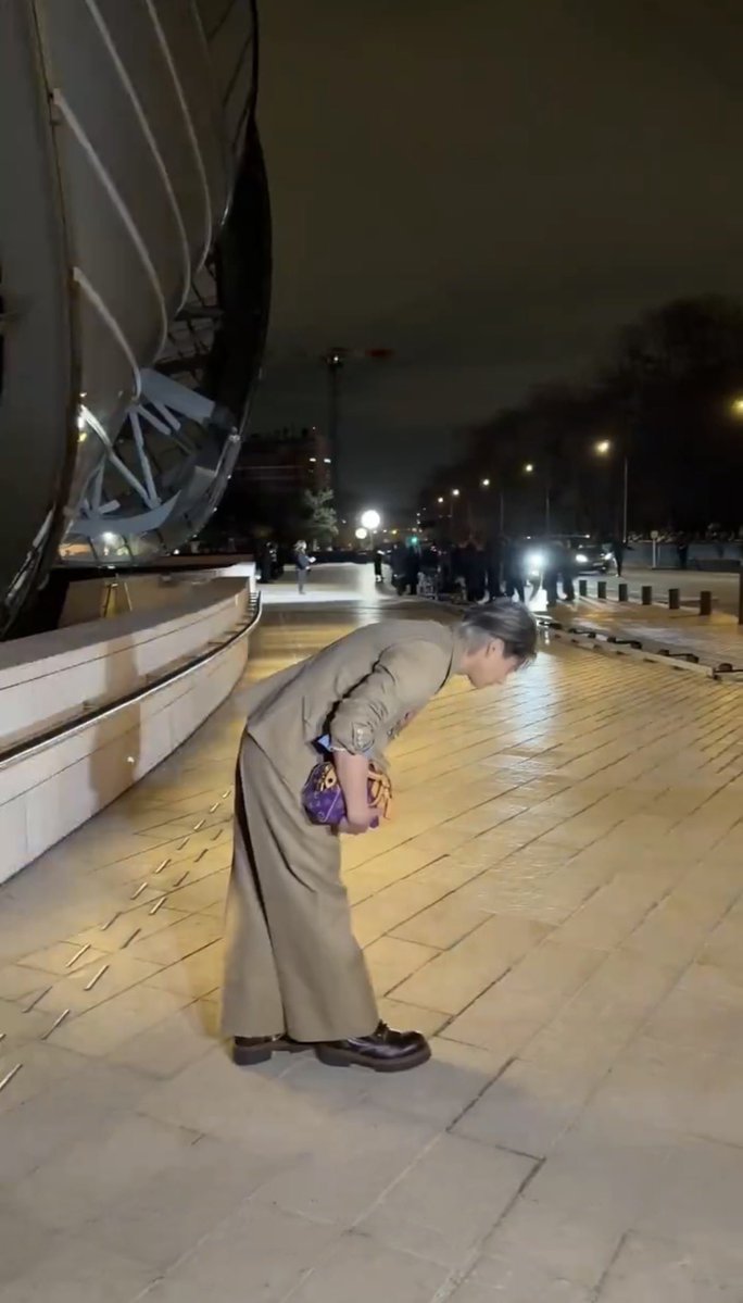 ElleHaru's tweet image. I like people who are humble, never forget to show gratitude, and make a wonderful bow.
(The rights to each photo belong to the rightful owner.)

Left: #JacksonWang 
Right: #ShoHirano