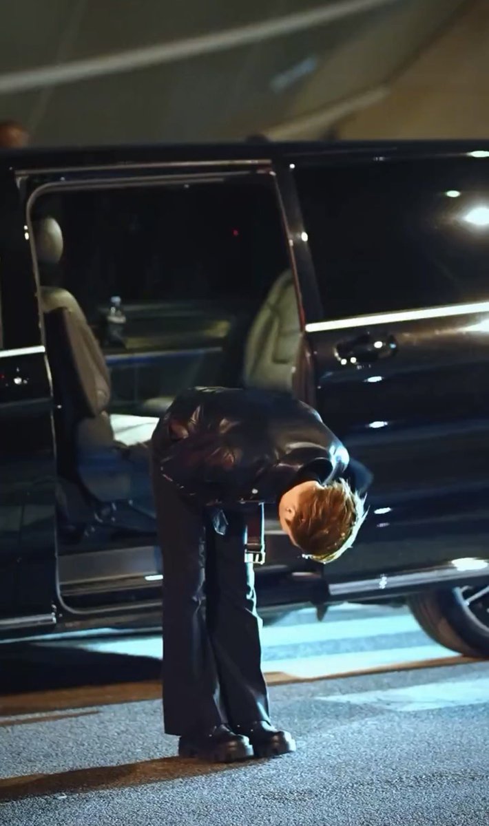 ElleHaru's tweet image. I like people who are humble, never forget to show gratitude, and make a wonderful bow.
(The rights to each photo belong to the rightful owner.)

Left: #JacksonWang 
Right: #ShoHirano