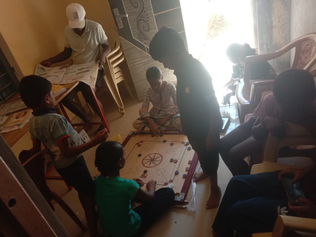 *ಅರಿವು ಕೇಂದ್ರದಲ್ಲಿ ಮಕ್ಕಳು ಉತ್ಸಾಹ ದಿಂದ ಭಾಗಿ* :-

ಚಿಂತಾಮಣಿ ತಾಲ್ಲೂಕಿನ ಶೆಟ್ಟಿಹಳ್ಳಿ ಗ್ರಾಮ ಪಂಚಾಯಿತಿ ಯ ಅರಿವು ಕೇಂದ್ರದಲ್ಲಿ ಮಕ್ಕಳು ಆಟ ಹಾಡುವುದು,ದಿನ ಪತ್ರಿಕೆ ಓದುವುದು,ವಿವಿಧ ಪುಸ್ತಕಗಳ ಓದುವಿಕೆಯಲ್ಲಿ ಉತ್ಸುಕತೆಯಿಂದ ತೊಡಗಿಕೊಂಡಿದ್ದು  ಆಟದ ಜೊತೆಗೆ ಜ್ಞಾನಾರ್ಜನೆಯನ್ನು ಮಾಡಿಕೊಳ್ಳುತಿದ್ದಾರೆ.