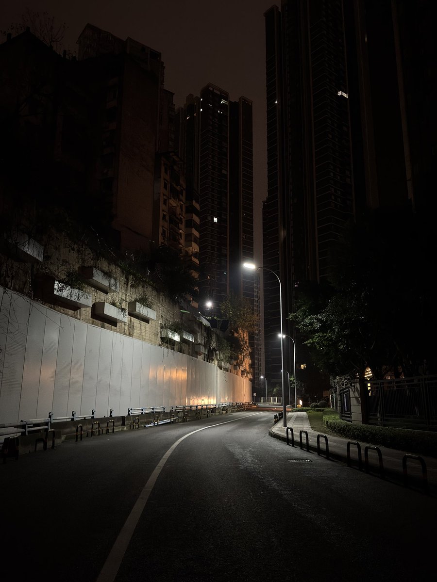 TonyIuck's tweet image. Ayer me di una vuelta por Chongqing a las 3 de la mañana y la verdad que es super chill y bonita la ciudad por la noche.
