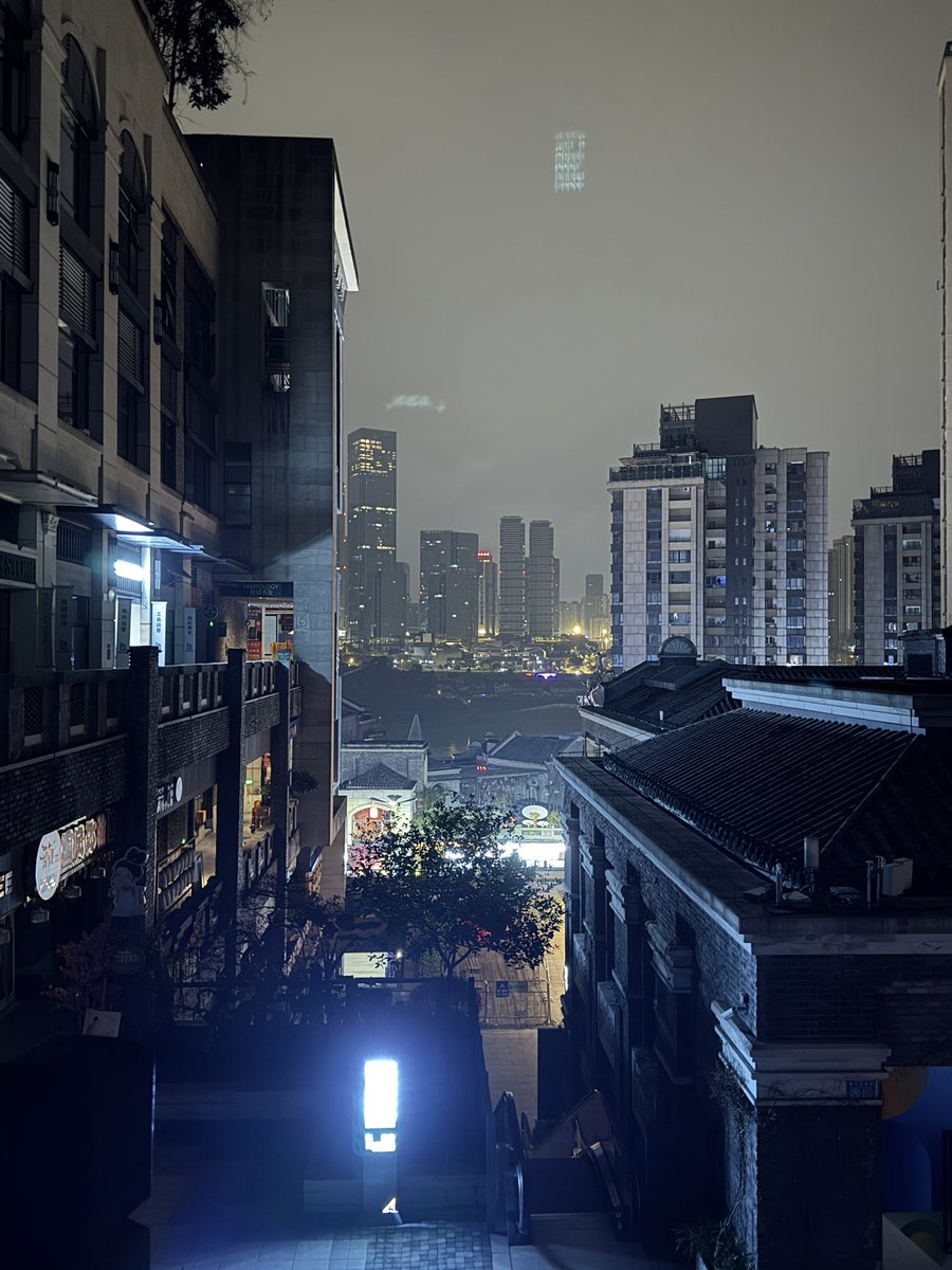 TonyIuck's tweet image. Ayer me di una vuelta por Chongqing a las 3 de la mañana y la verdad que es super chill y bonita la ciudad por la noche.