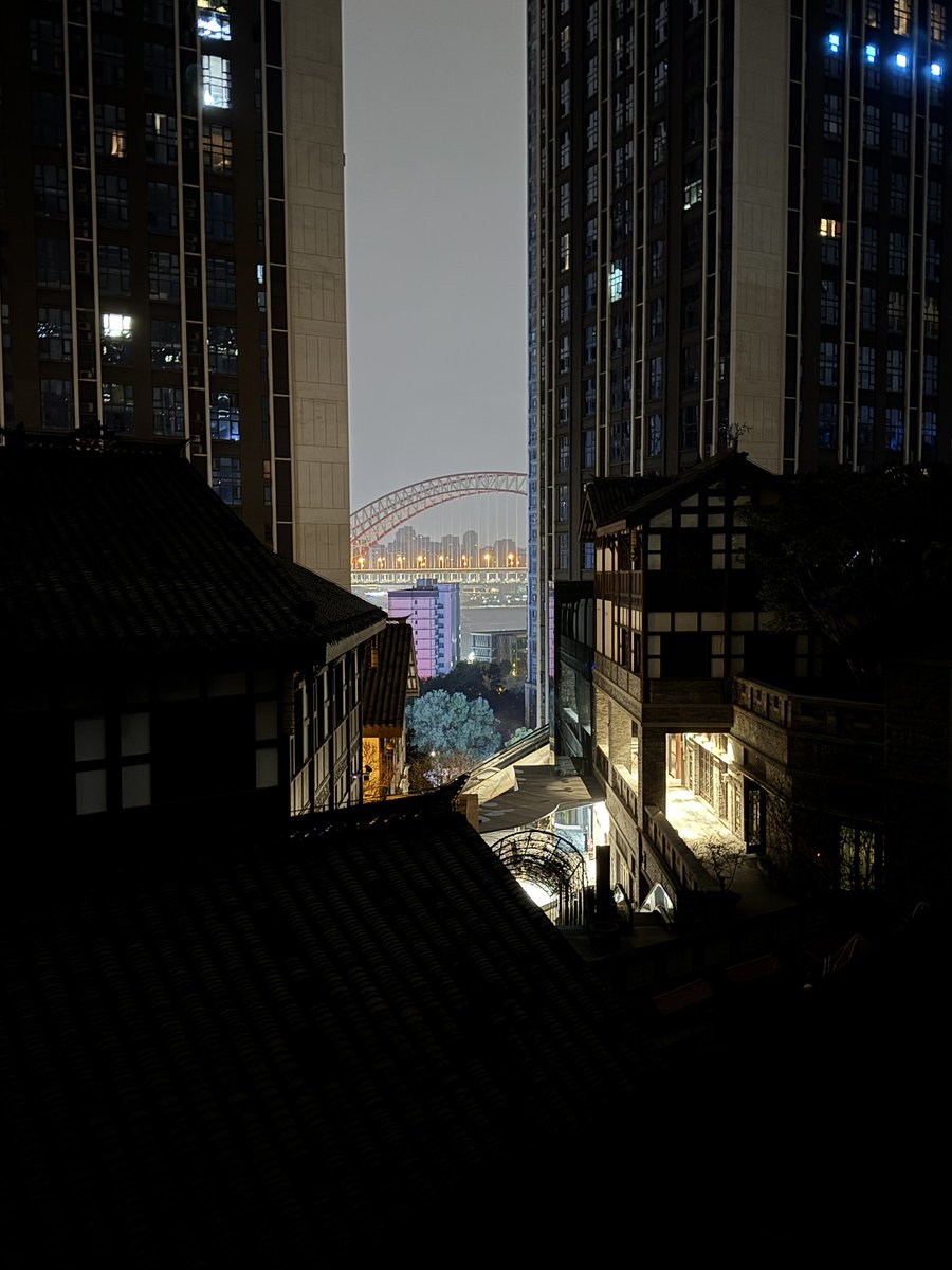 TonyIuck's tweet image. Ayer me di una vuelta por Chongqing a las 3 de la mañana y la verdad que es super chill y bonita la ciudad por la noche.